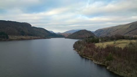 El-Lago-Thirlmere-Se-Aprecia-Mejor-Desde-La-Pequeña-Carretera-Que-Se-Abre-Camino-A-Lo-Largo-De-La-Línea-De-La-Costa-Oeste.