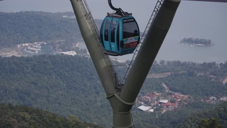 Un-Viaje-En-Teleférico-En-Telecabina-A-Través-De-Las-Majestuosas-Montañas-Y-El-Paisaje-Oceánico-De-Langkawi-1