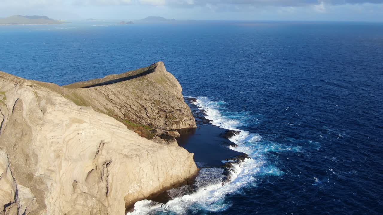 drone volando detrás de la isla de los conejos y las piscinas de marea secretas en hawaii