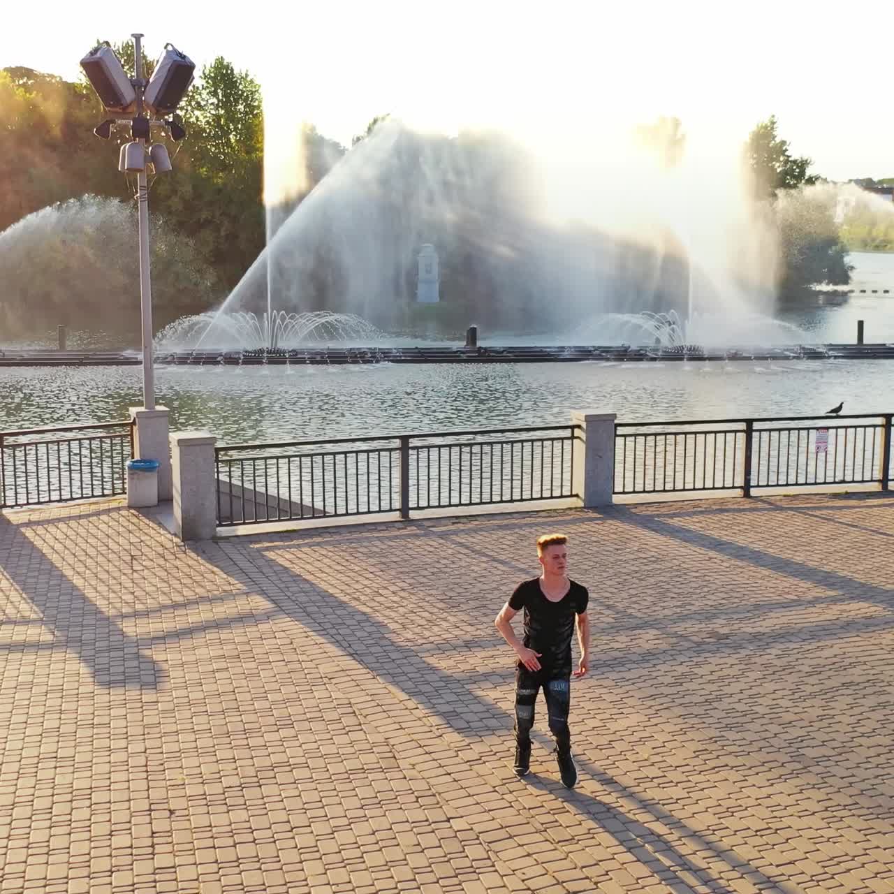 un muchacho bailando.