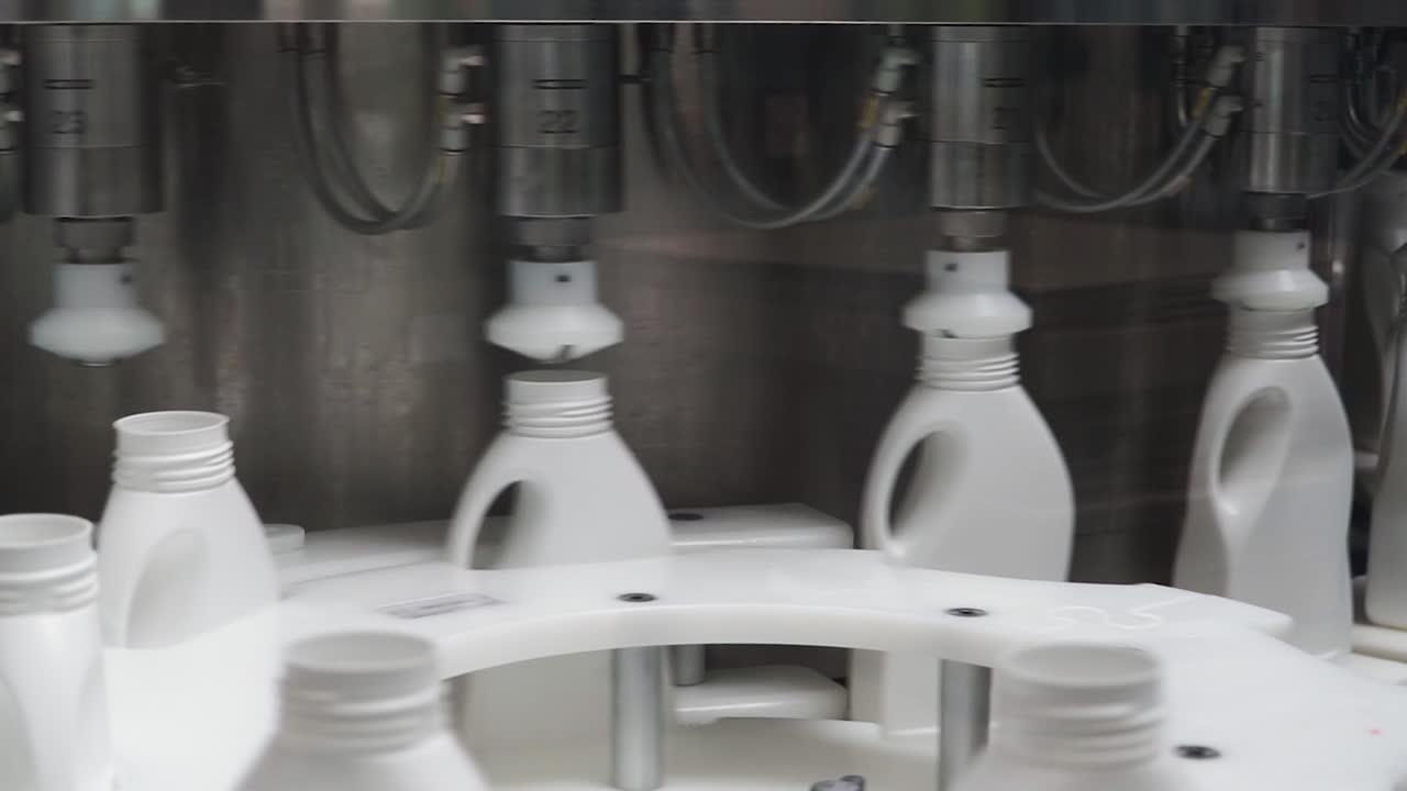 máquina de llenado y tapado de botellas en funcionamiento