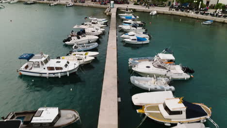 Puerto-Con-Barcos-Y-Yates-En-Baska,-Isla-De-Krk,-Croacia---Toma-Aérea-De-Drones