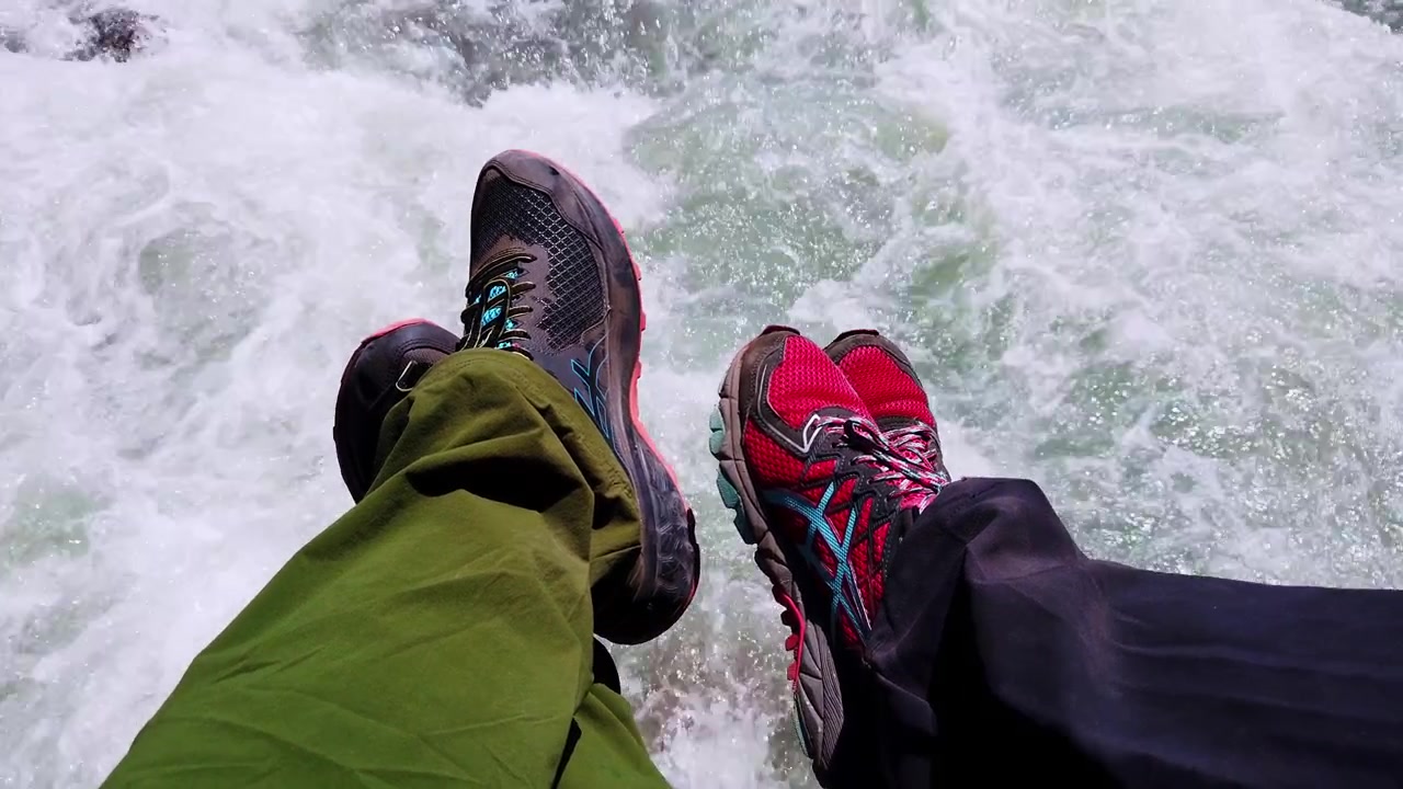 Stivali nelle acque impetuose di un fiume in una valle vicino a Jeti-Ogüz