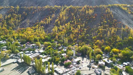 Drone-Del-Valle-Basho-Disparado-En-Skardu-Vista-De-Montañas-Y-árboles-En-El-Valle