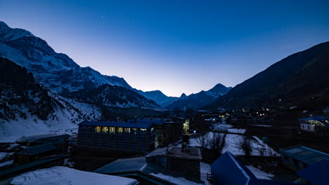 Lapso-De-Tiempo-De-Día-A-Noche-Del-Valle-De-Manang-Con-El-Pico-Tilicho-Y-Estrellas-En-El-Fondo