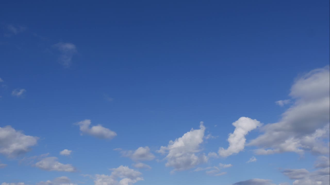 푸른 하늘 하 구름, 부풀어오르는 색 구름, 큐러스 구름 스케이프 타임스, 여름의 파란 하늘, 극적인 웅장한 놀라운 파란하늘, 부드러운  구름의 형태, 구름의 타임 스 배경