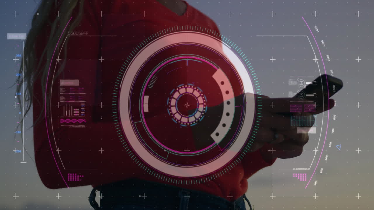 animación de procesamiento de datos y escaneo de alcance sobre mujer biracial usando teléfono inteligente