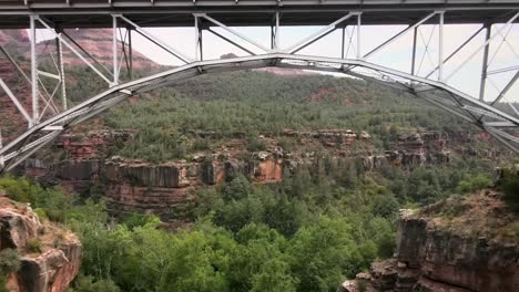 Increíble-Vista-Aérea-Bajo-El-Puente-Midgley-Sedona,-Vista-De-Carro-A-Través-Del-Cañón