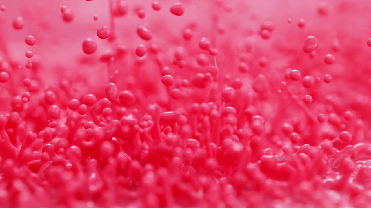 pintura rosada salpica y hace patrón en cámara lenta y macro - líquido teñido abstracto