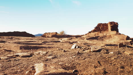 Lugar-Desierto-Desolado-Con-Paredes-En-Ruinas-En-El-Fondo