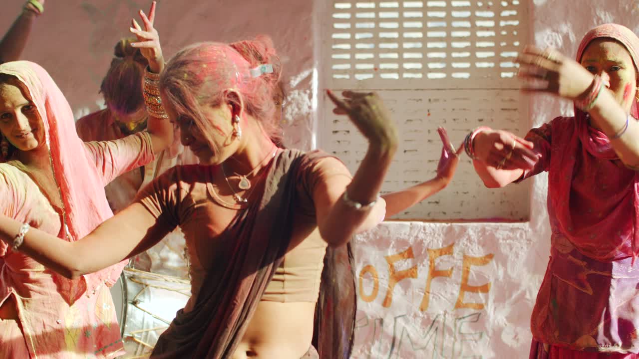 la gente de rajasthan celebra el festival de los colores holi en la india