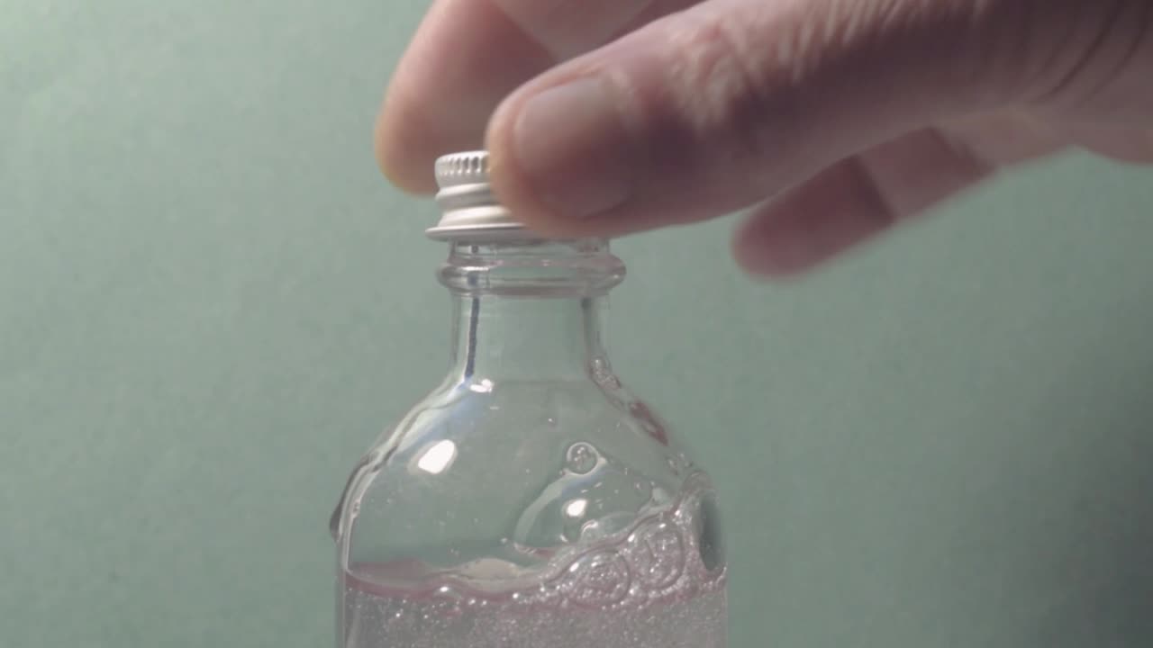 거품목욕 한 병을 따다