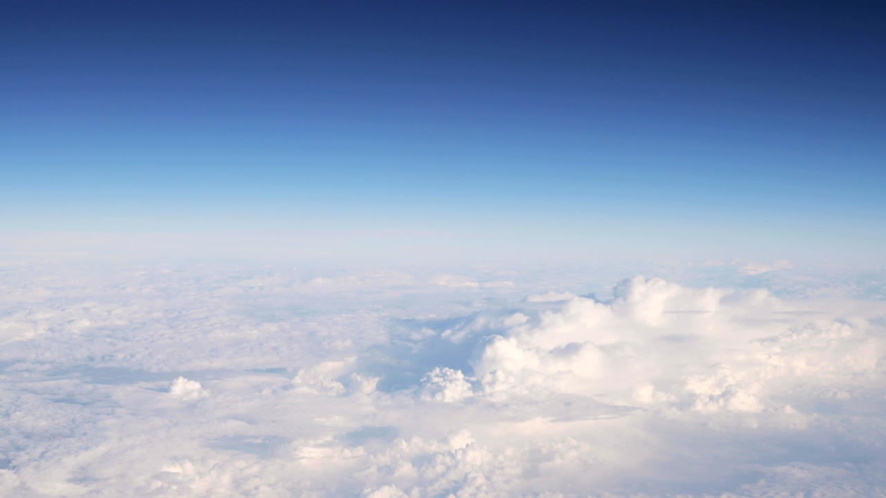 비행기의 높이 비행에서  털이 많은 구름 위의 은 하늘의 아름다운 공중 풍경