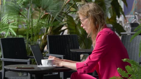 Junge-Schöne-Frau-Sitzt-Draußen-Und-Trinkt-Ihren-Morgenkaffee