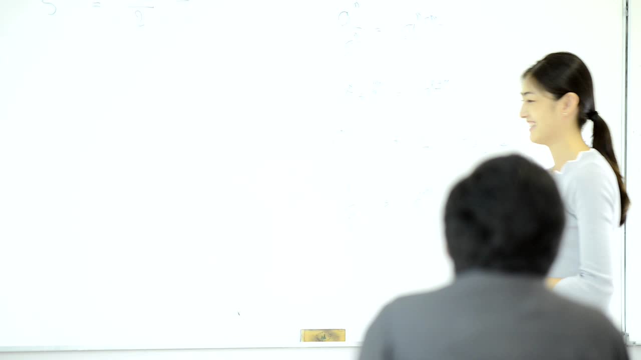 주니어 강사가 교실에서 학생들을 가르치고 있습니다.