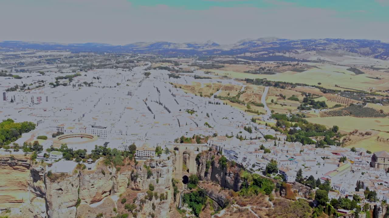 드론은 스페인의 론다와 유명한 다리를  ⁇ 았습니다.