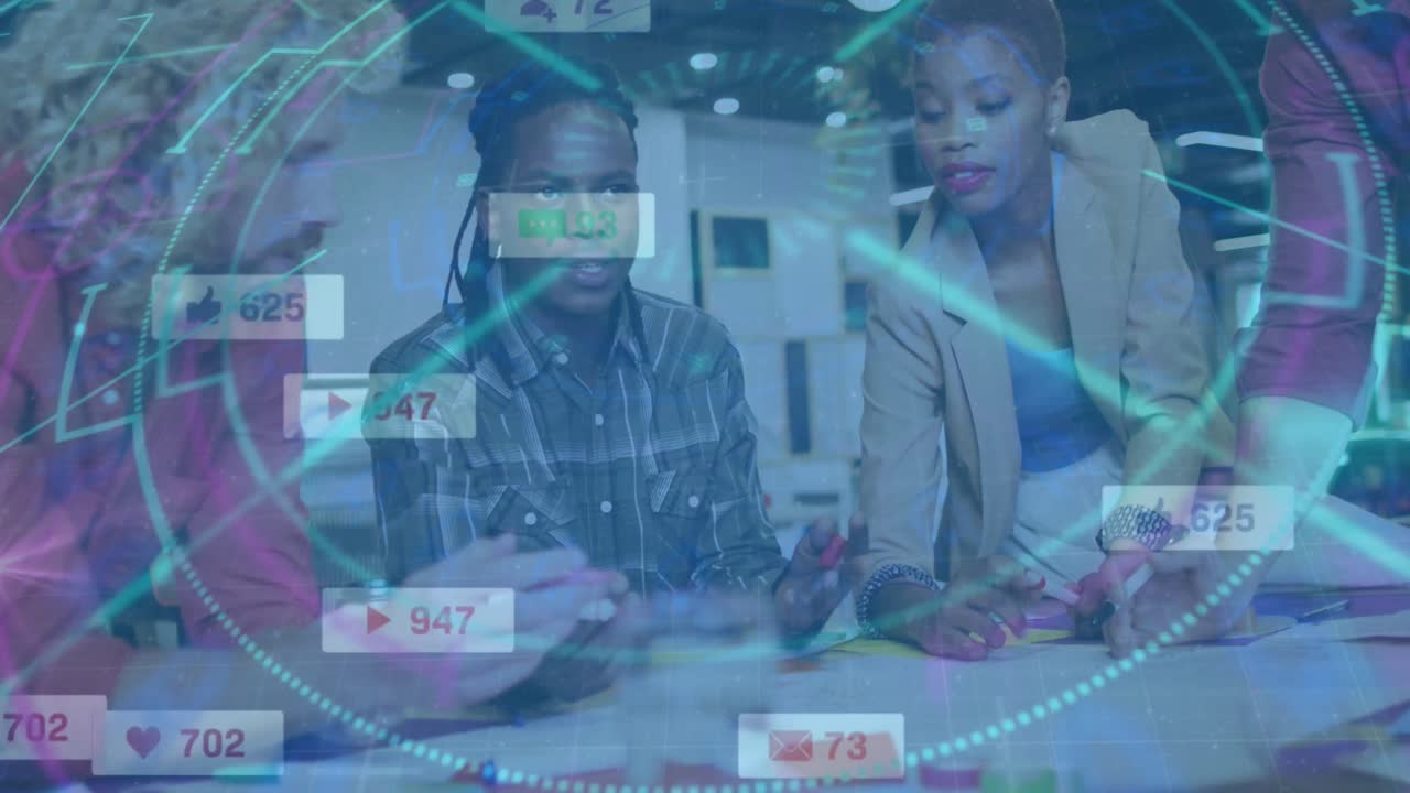 un grupo de hombres de negocios felices discutiendo el trabajo en una oficina moderna.