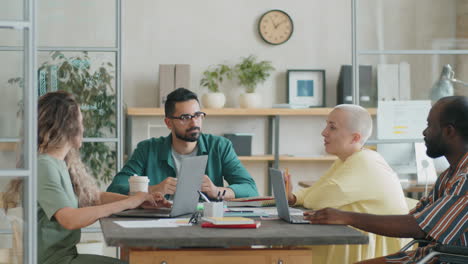 Equipo-De-Negocios-Diverso-En-La-Reunión-De-La-Oficina