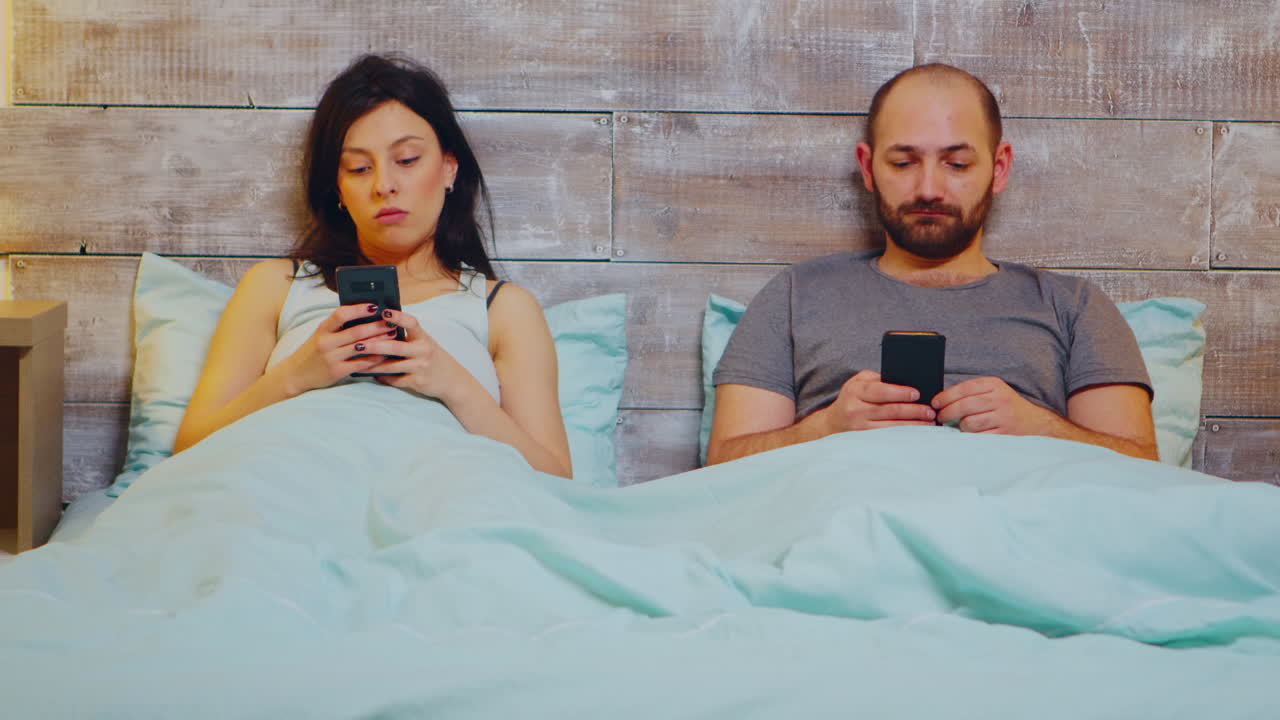 zoom en la toma debajo de la manta en la cama