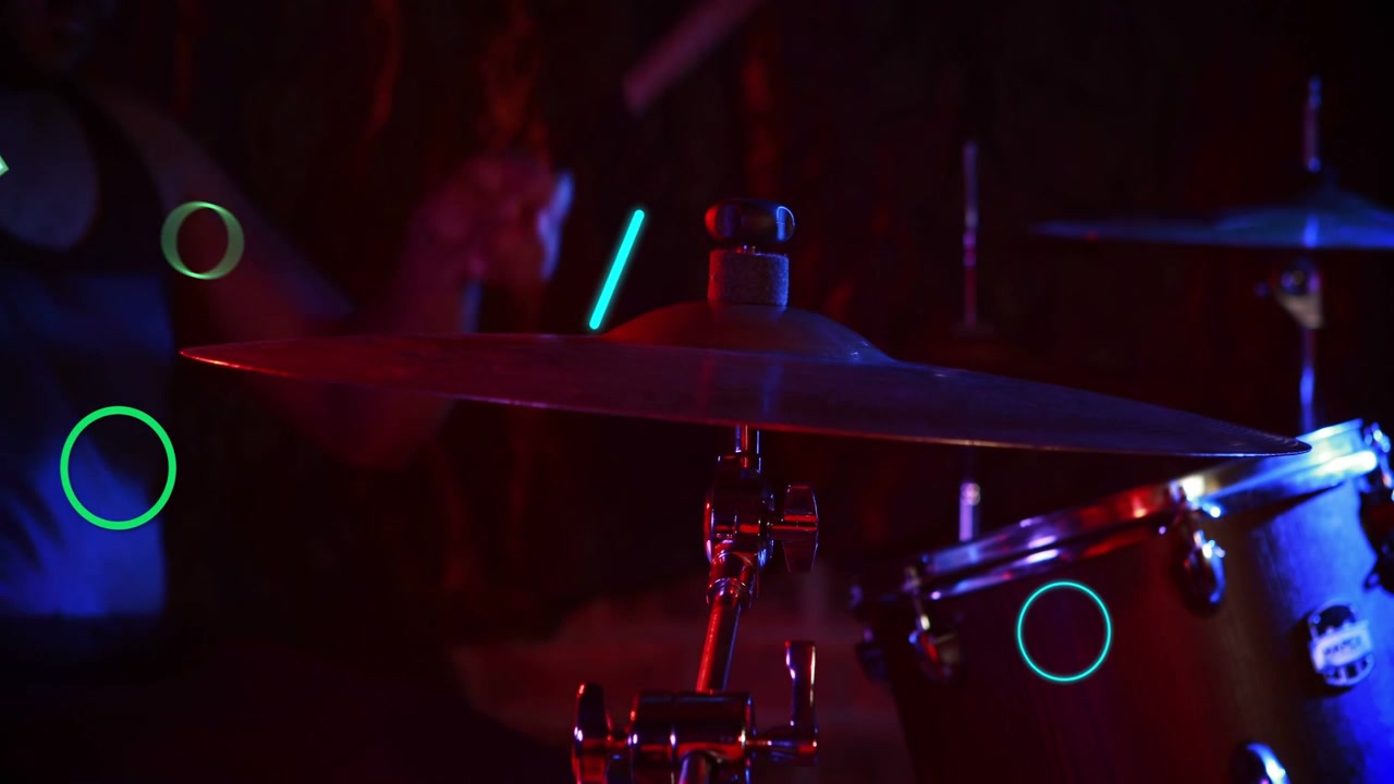Batterista che colpisce un piatto, con la bacchetta che genera forme al neon pulsanti sul piatto, indicando il ritmo musicale.