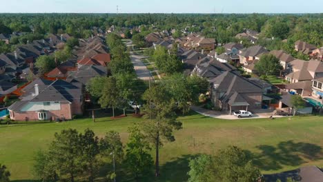 Vista-Aérea-De-Casas-Acomodadas-En-El-Lago-Houston