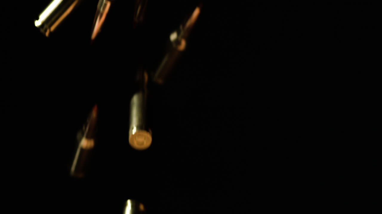 6mm arco - 6mm cartucho de rifle avanzado que cae contra un fondo negro