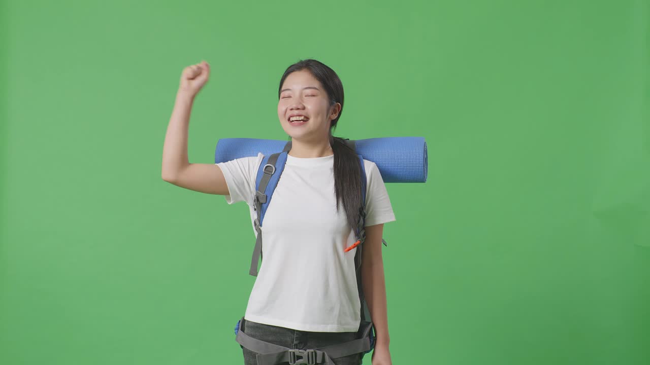 배을 들고 있는 여성, 흥분하고 탐험할 준비가 되어 있습니다.