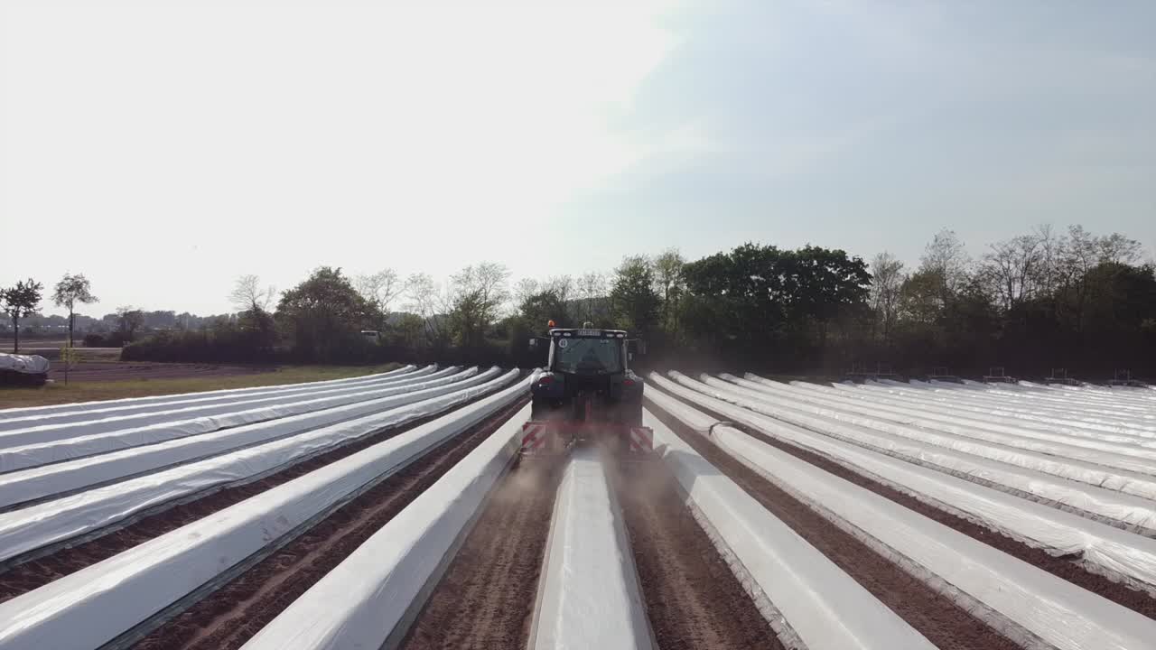 을 재배 하는 트랙터