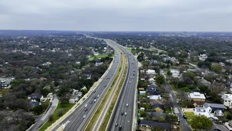 Vista-Aérea-Orbitando-Alrededor-De-Un-Día-Nublado-De-Otoño-Interestatal-En-Austin,-Texas