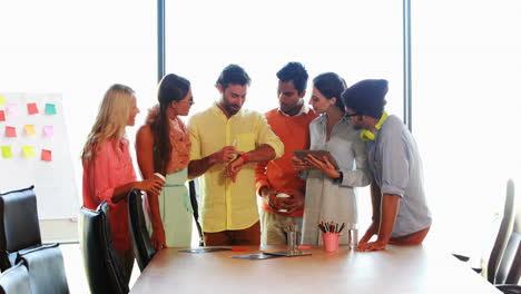 hombre de negocios mostrando un reloj inteligente a un compañero de trabajo
