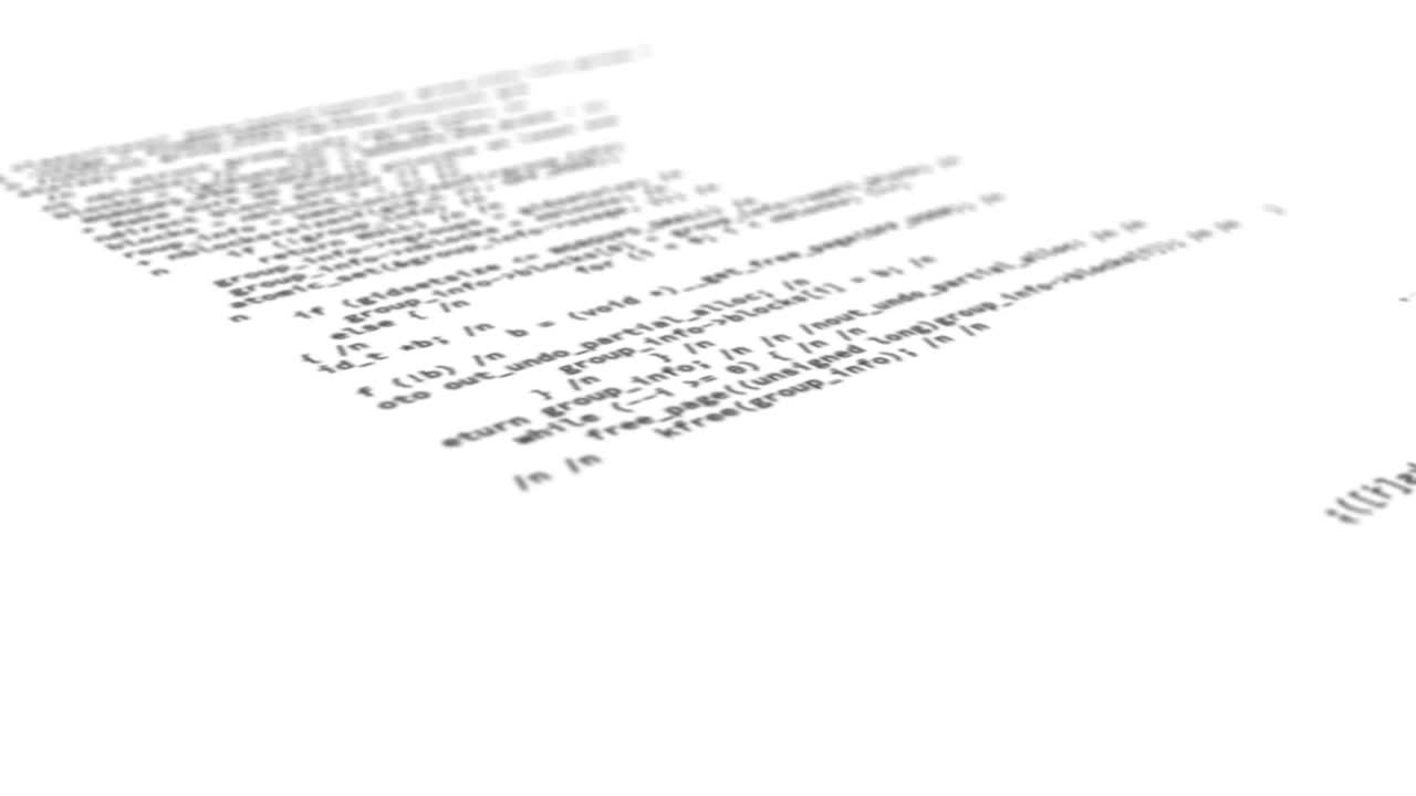 los códigos informáticos se proyectan en la pantalla mientras se escribe o escribe