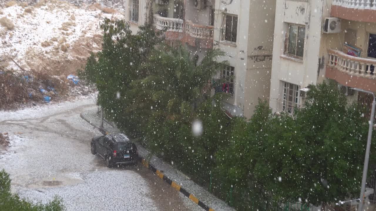 눈과 우박이 허르가다에 떨어졌다. - 이집트