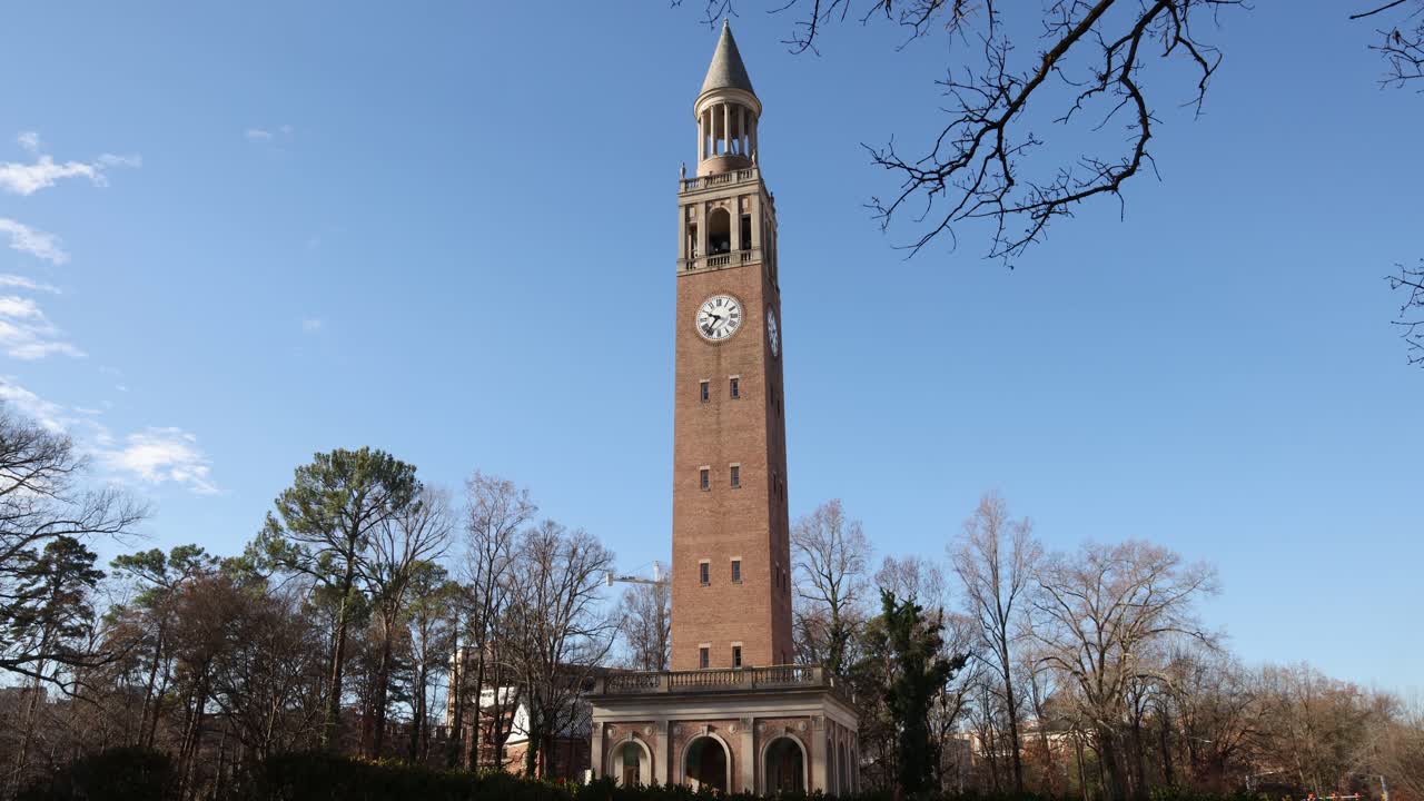 campanario en el campus de la universidad de carolina del norte en chapel hill