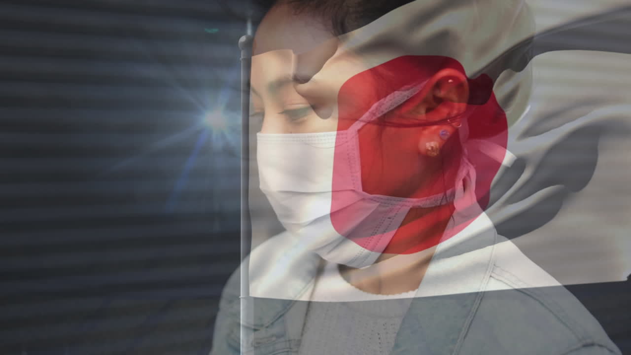 animación de la bandera de japón sobre una mujer asiática con máscara facial.