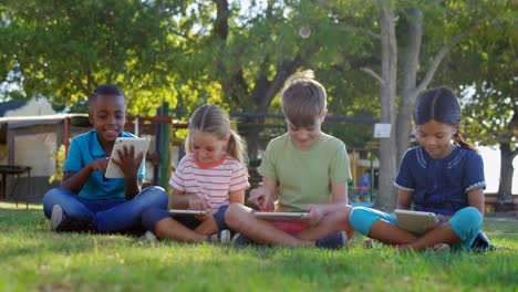 niños usando tableta digital en el patio de recreo 4k