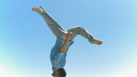 homem fazendo um salto para trás em câmera lenta