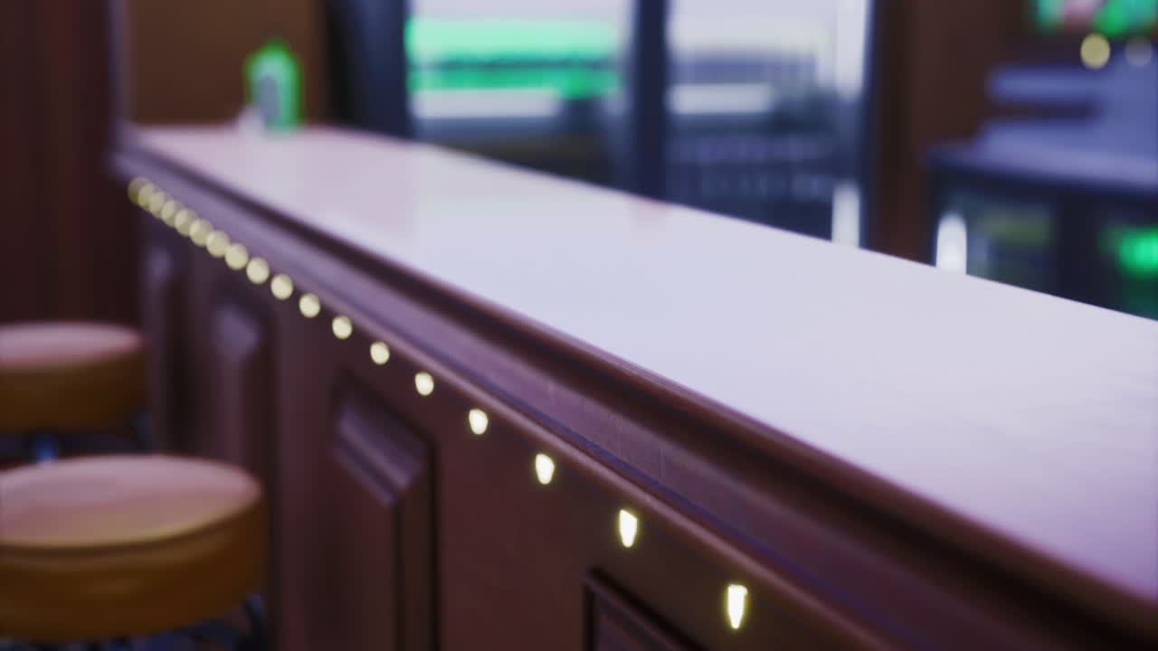 mostrador de bar moderno con iluminación suave y acabado de madera en un entorno social