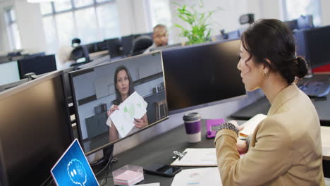 personas de negocios diversas haciendo videollamadas y usando computadora portátil con chat digital en la pantalla en la oficina