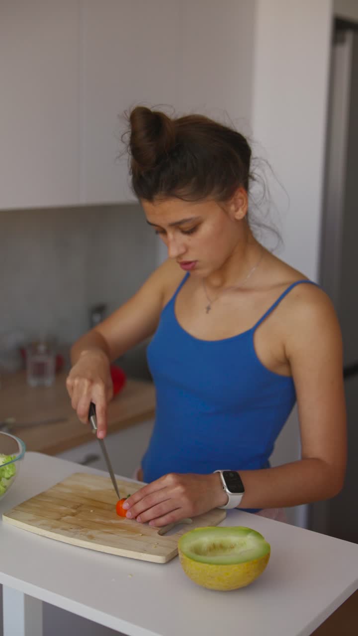 Mujer preparando una ensalada en la cocina