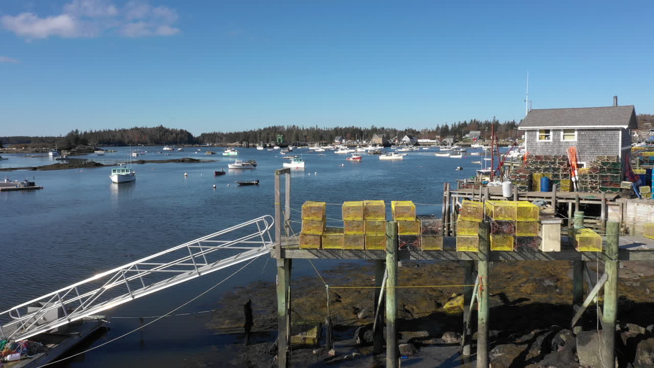 vinalhaven, fox islands, knox couhty maine, usa의 메인 해안 옆에 있는 랍스터 어업 경사로를 따라 랍스터 트랩을 보여주는 드론 영상 위의 공중 고속 비행