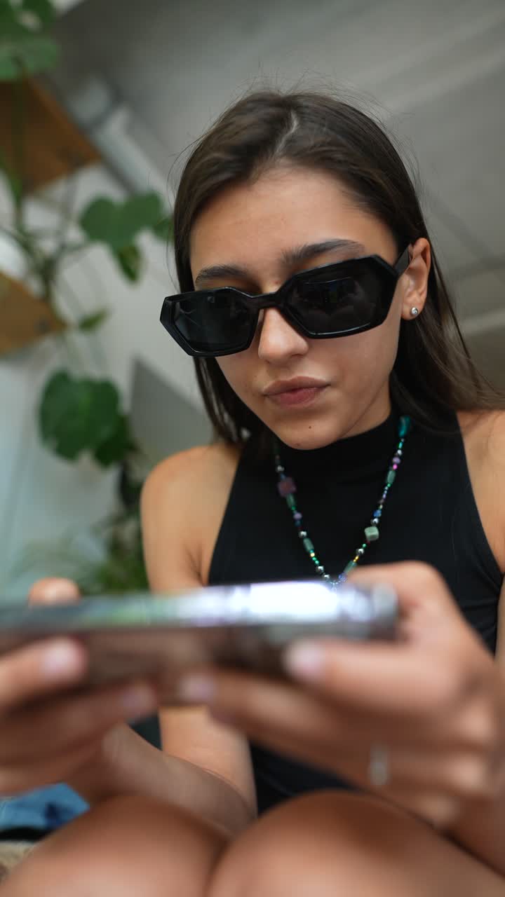 una mujer jugando a un juego en su teléfono.