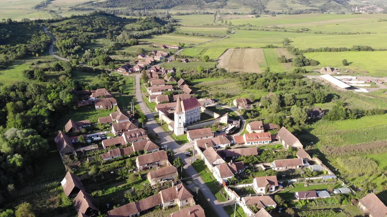 Ujęcia z lotu ptaka starej warowni kościelno-zamkowej w Viscri, Saschiz, Sighișoara, Rumunia, Transylwania, UNESCO.