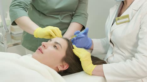 tratamiento con plasma del cuero cabelludo. procedimiento de mesoterapia capilar en la clínica de cosmetología moderna