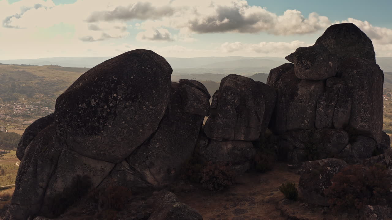 산 절벽에 있는 거대한 바위