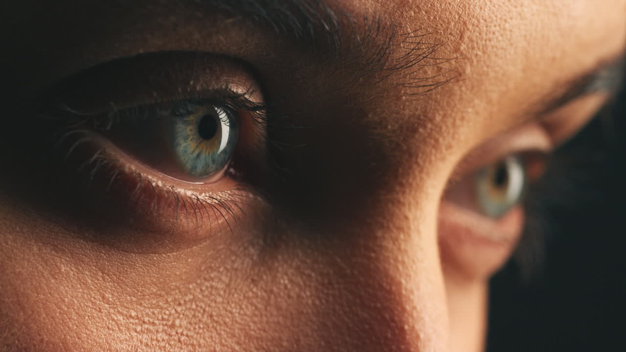 enfoque en la mujer ojos azules hermosos con buena