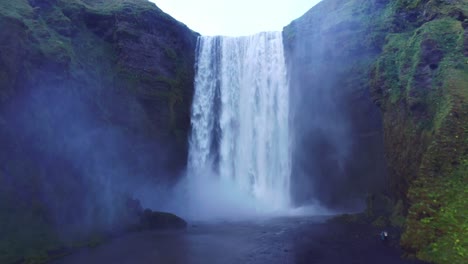 hermoso paisaje de la majestuosa cascada de skogafoss en islandia - toma aérea de drones