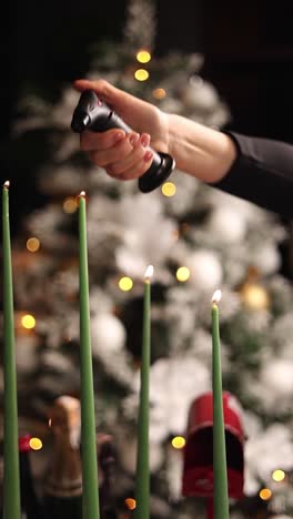 encendiendo velas de navidad