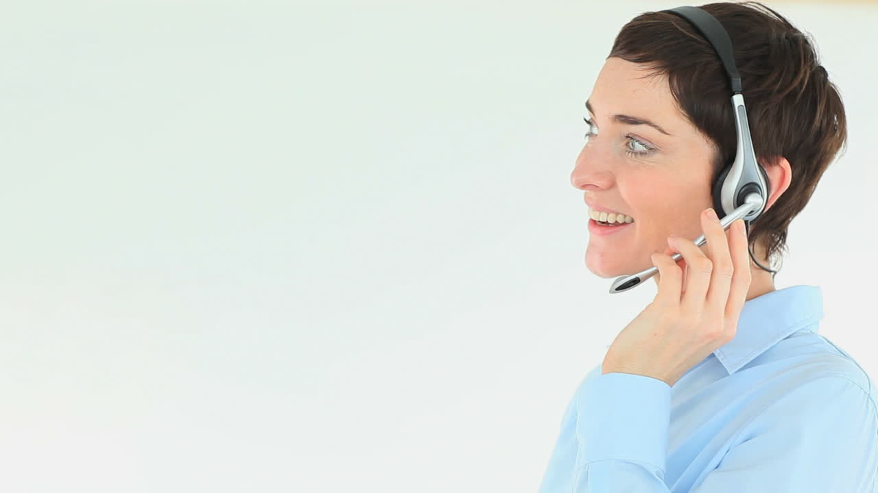 mujer de negocios con auriculares