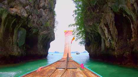 cámara lenta | bote de cola larga atravesando un pasaje estrecho en tailandia