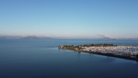 Ascending-Aerial-Footage-View-of-the-Marina-in-Emeryville,-California